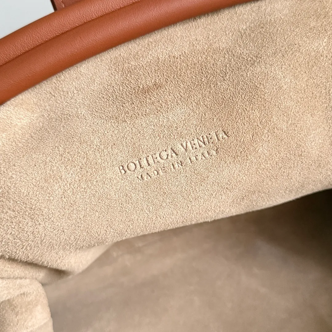 Batch 2140 BOTTEGA VENETA Lauren 1980 clutch is officially back! It pays homage to the 1980s classic handbags while adding a modern design. The light wood color cowhide exterior is paired with an old suede lining. The retro colors suddenly bring people back to autumn, as if they are still in the season of falling leaves. 🍂The season of wearing thin cardigans. The simple and elegant style combined with the large capacity makes it beautiful and practical when traveling. Style number: 796564 (785807) Size: 31.5*16.5*11cm